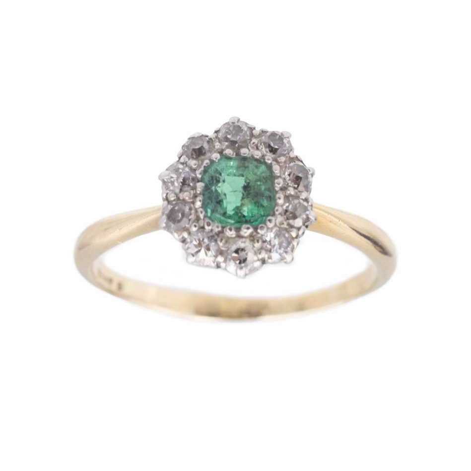 Lot 128 - An attractive early 20th-century emerald and diamond cluster ring, set in 18k gold.