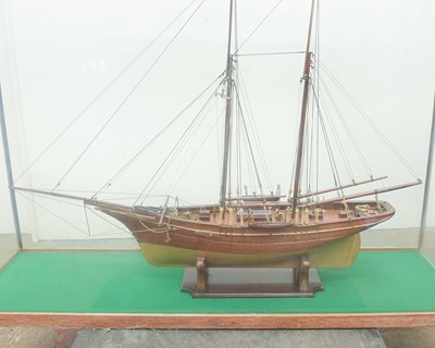 Lot 489 - A scale model of a schooner in a glazed case.