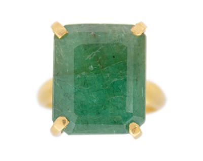 Lot 295 - An impressive high-purity gold and large emerald set cocktail ring.