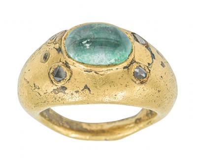 Lot 301 - A cabochon emerald and polki diamond set yellow metal plated gentleman's ring, of antique style.