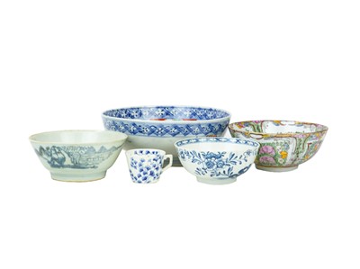 Lot 384 - A Chinese blue and white porcelain bowl from the Tek Sing shipwreck, 1822.