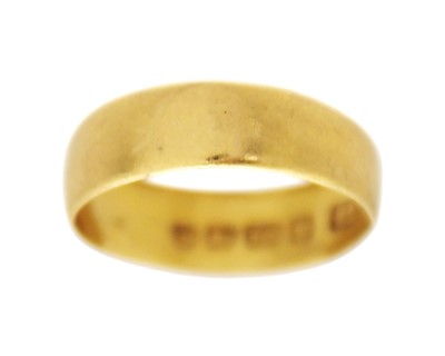 Lot 233 - An Edwardian 22k band ring.