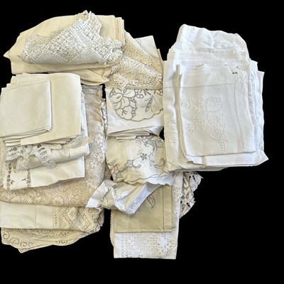 Lot 99 - A selection of vintage lace and linen.