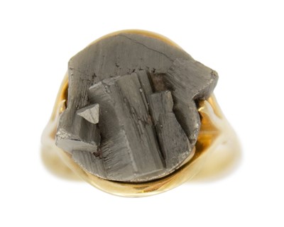 Lot 260 - A 14k pyrite set cocktail ring.