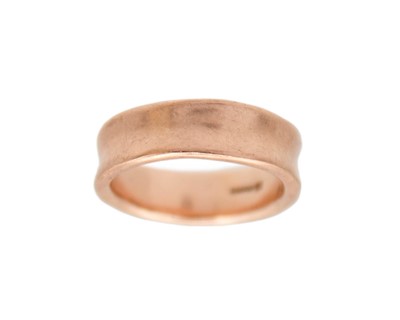 Lot 270 - STEPHEN EINHORN - A 9k rose gold 'Liquid Slim' band ring, with box and papers.
