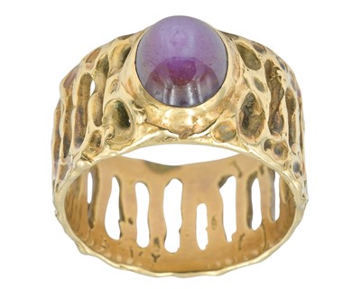 Lot 272 - A mid 20th-century 14k gentleman's ring, set with a cabochon star ruby.