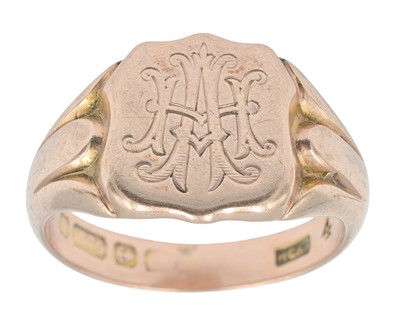 Lot 275 - An early 20th-century 9k gentleman's shield shaped signet ring.
