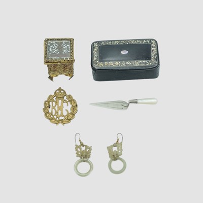 Lot 283 - A selection of items.