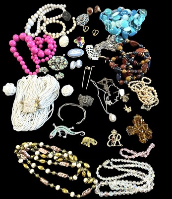 Lot 84 - A collection of costume jewellery including a...