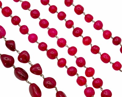 Lot 387 - A red dyed quartz irregular bead necklace.