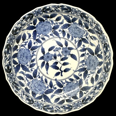 Lot 34 - A Japanese Kangxi-style blue and white painted...