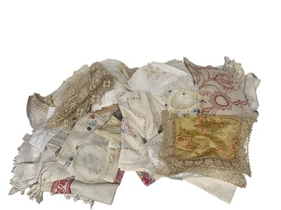 Lot 327 - A collection of vintage table linen