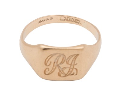 Lot 46 - An 18k hallmarked gold gentleman's signet ring.