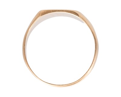 Lot 46 - An 18k hallmarked gold gentleman's signet ring.