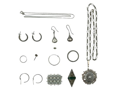 Lot 487 - A selection of silver and white metal jewellery.