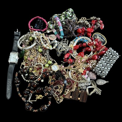 Lot 211 - A selection of white and yellow metal and...