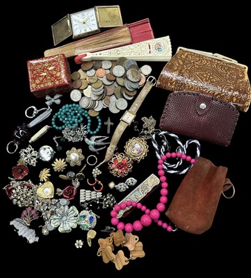 Lot 132 - A mixed lot of costume jewellery and coins, etc.