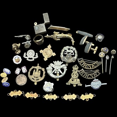 Lot 148 - A mix of military and other badges and pins.