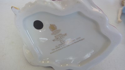 Lot 12 - A Royal Worcester Queen Elizabeth II 80th...