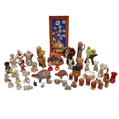Lot 135 - A collection of miniature figures, including...