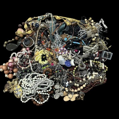 Lot 179 - A selection of white and yellow metal and...