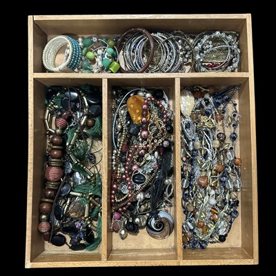 Lot 188 - A selection of white and yellow metal and...