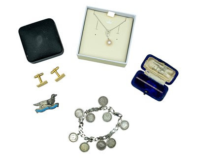 Lot 467 - A selection of jewels.