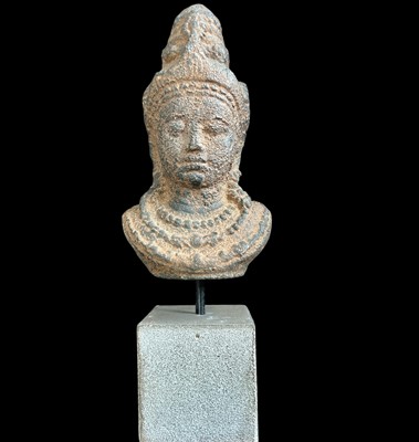 Lot 192 - A carved/cast stone head of Bodhisattva...