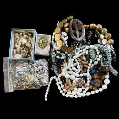 Lot 212 - A selection of white and yellow metal and...