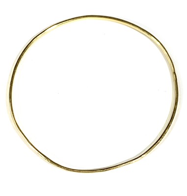 Lot 2302 - Breon O'CASEY (1928-2011) An 18ct gold bangle...