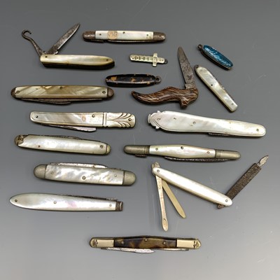 Lot 2438 - A late Victorian "ladies shoe" pocket knife by...