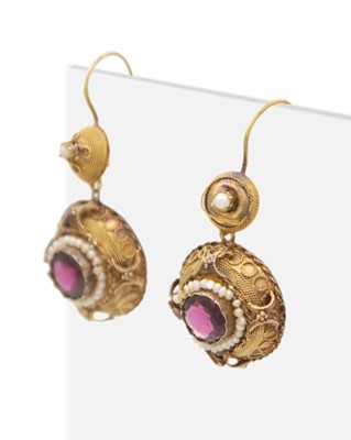 Lot 39 - A pair of Victorian Etruscan Revival gold pendant earrings, set with Almandine garnets & seed pearls.
