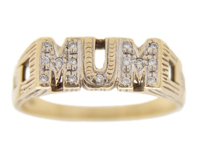 Lot 439 - A 9k hallmarked gold 'MUM' ring.