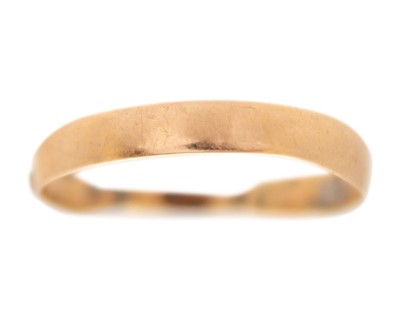 Lot 418 - A 14k broken band ring.