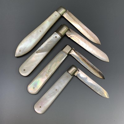 Lot 2349 - Four fruit knives, each with plain...