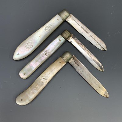 Lot 2387 - Three fruit knives, each with decorated mother-...