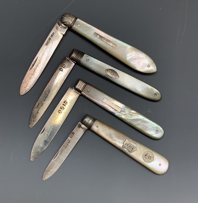 Lot 2392 - Four fruit knives, each with mother-of-pearl...