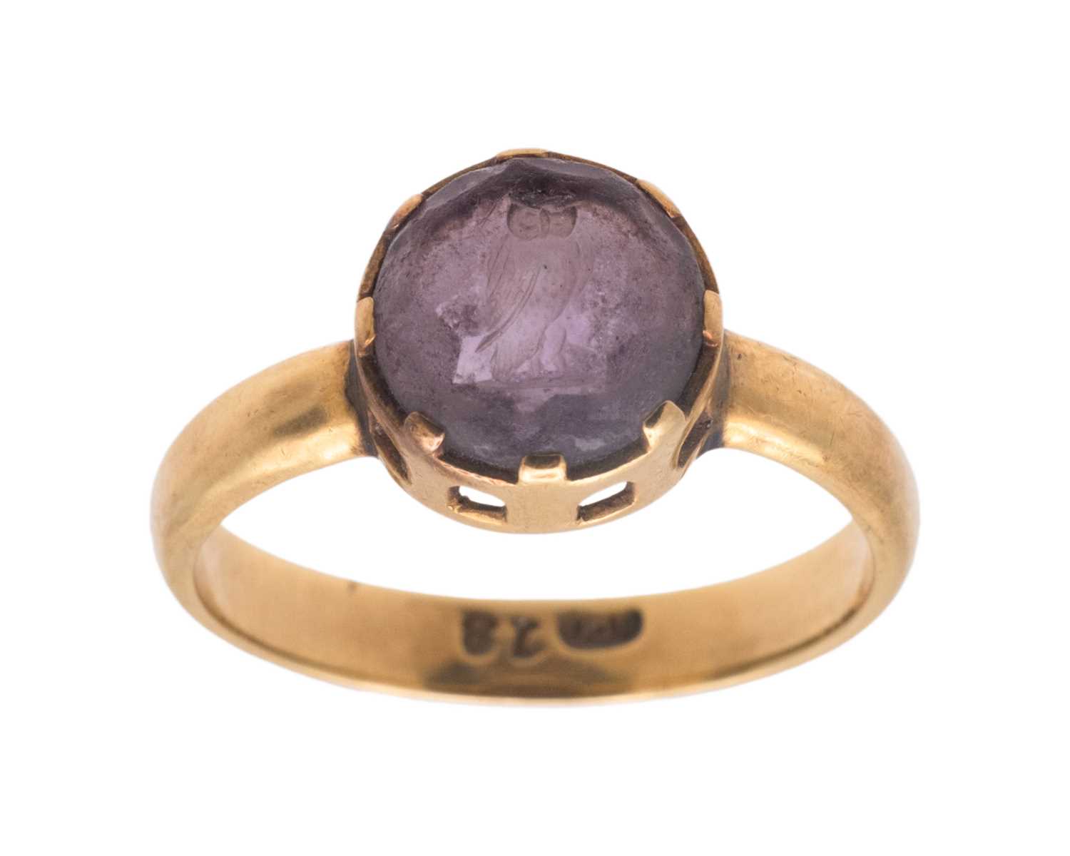 Lot 90 - John Paul COOPER (1869-1933) - An 18k ring, set with an amethyst glass owl intaglio.