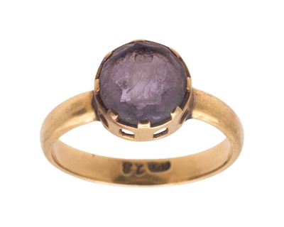 Lot 90 - John Paul COOPER (1869-1933) - An 18k ring, set with an amethyst glass owl intaglio.
