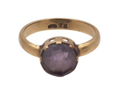 Lot 90 - John Paul COOPER (1869-1933) - An 18k ring, set with an amethyst glass owl intaglio.