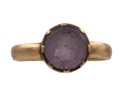 Lot 90 - John Paul COOPER (1869-1933) - An 18k ring, set with an amethyst glass owl intaglio.