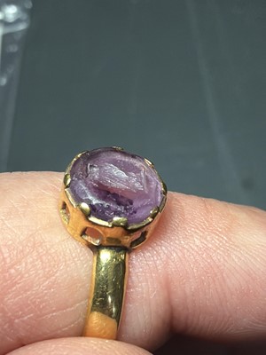 Lot 90 - John Paul COOPER (1869-1933) - An 18k ring, set with an amethyst glass owl intaglio.