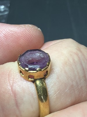 Lot 90 - John Paul COOPER (1869-1933) - An 18k ring, set with an amethyst glass owl intaglio.