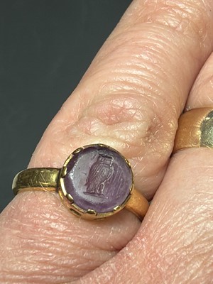 Lot 90 - John Paul COOPER (1869-1933) - An 18k ring, set with an amethyst glass owl intaglio.