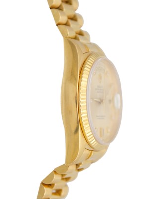Lot ROLEX - A fine 18k Oyster Perpetual Day-Date gentleman's bracelet wristwatch with diamond set dial.