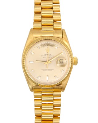 Lot ROLEX - A fine 18k Oyster Perpetual Day-Date gentleman's bracelet wristwatch with diamond set dial.