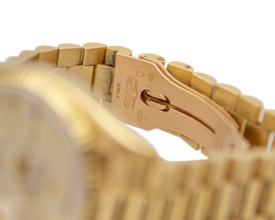 Lot ROLEX - A fine 18k Oyster Perpetual Day-Date gentleman's bracelet wristwatch with diamond set dial.