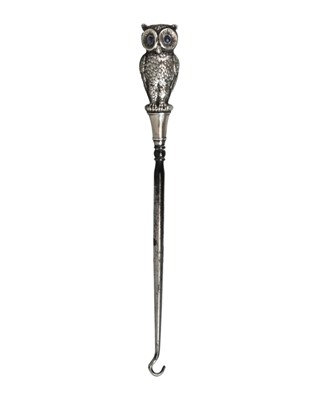 Lot 406 - A novelty silver mounted owl button hook.