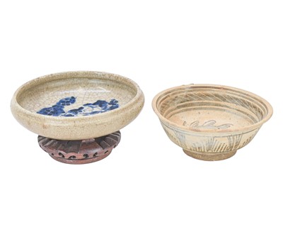 Lot 307 - A Chinese blue and white crackle glaze small bowl.