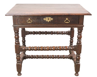 Lot 706 - An oak side table.